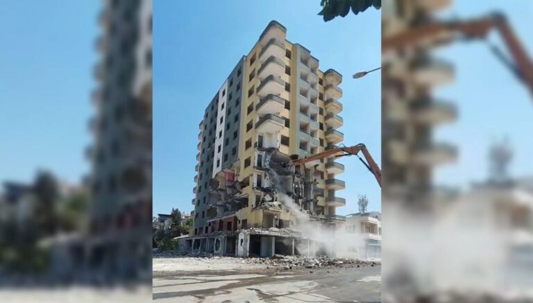 hasarli-bina-coktu-is-makinesi-operatoru-canini-son-anda-kurtardi-ipGReeAf.jpg