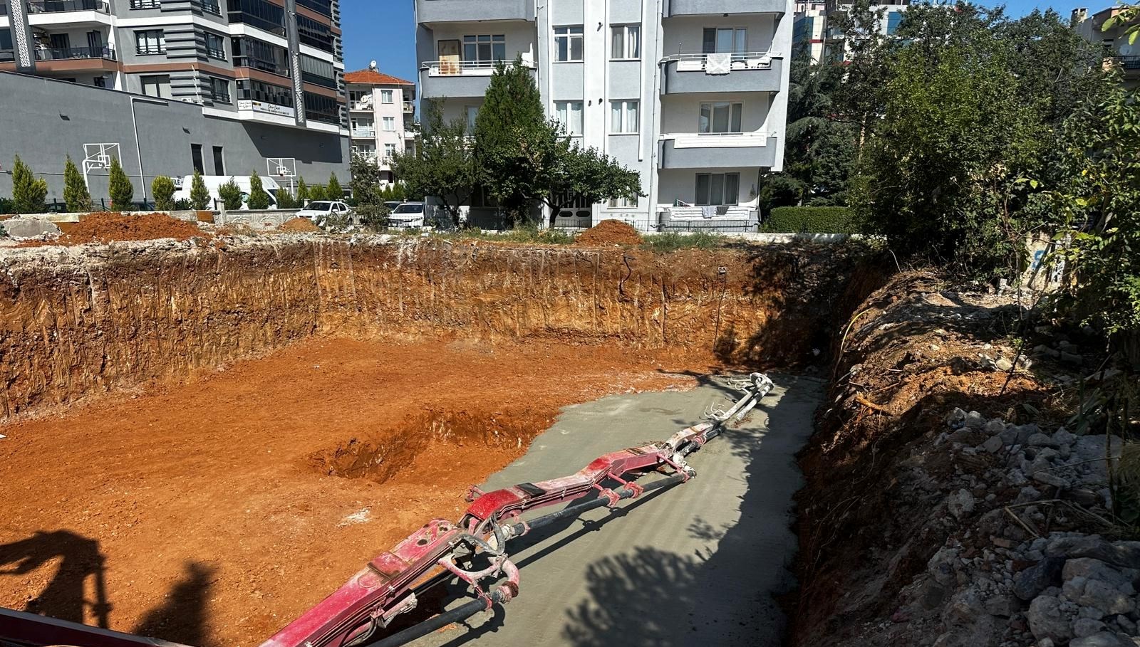 usakta 2 iscinin uzerine beton pompasi dustu aDZVdMOd