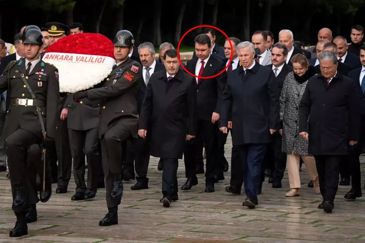 anitkabirdeki torene damga vuran goruntu yavas ve sorusturma izni isteyen bassavci yan yana 1L2BI8xy.jpg