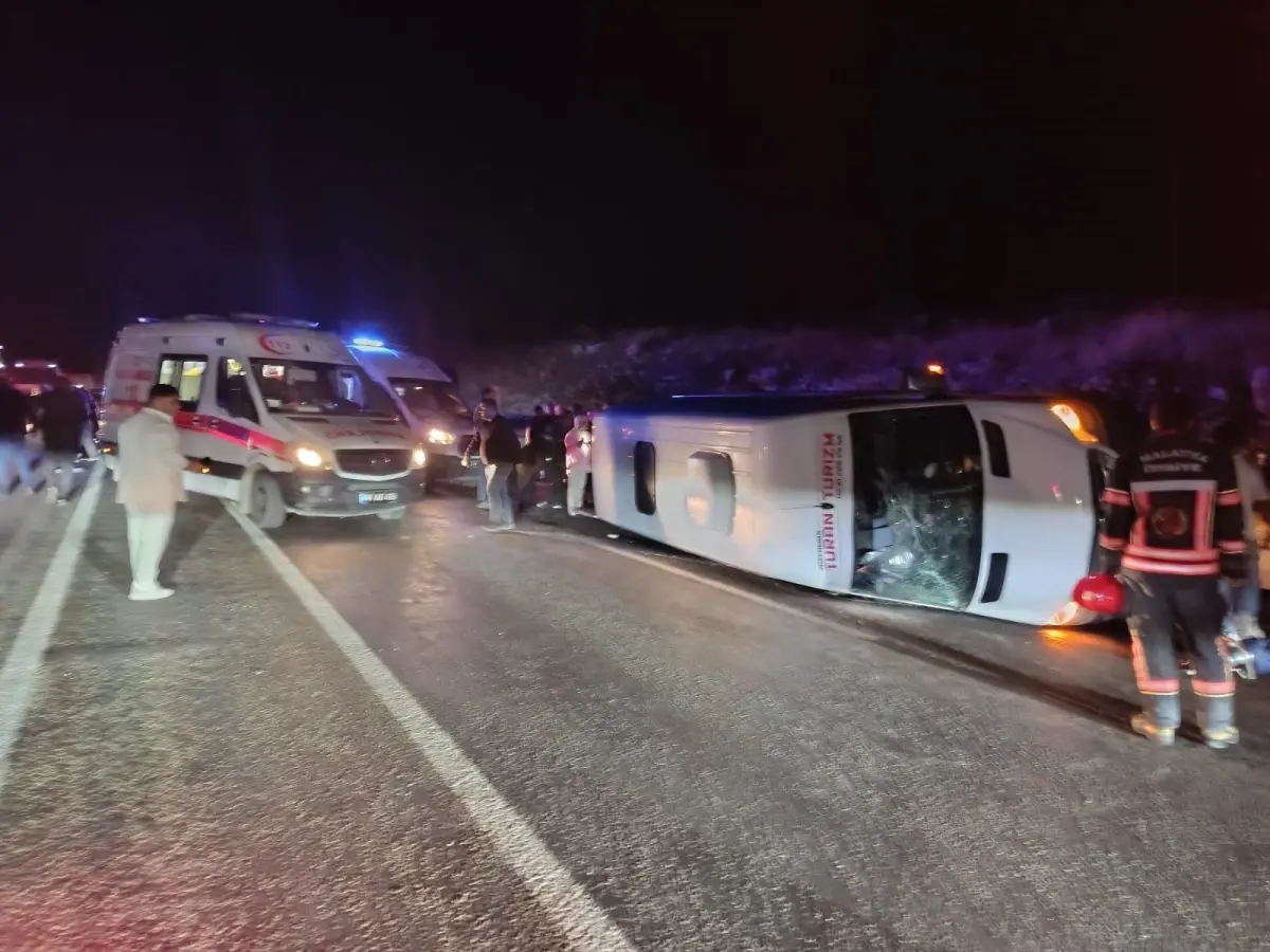 malatyada minibus kamyon carpisti 14 yarali OgVl6gUM.jpg