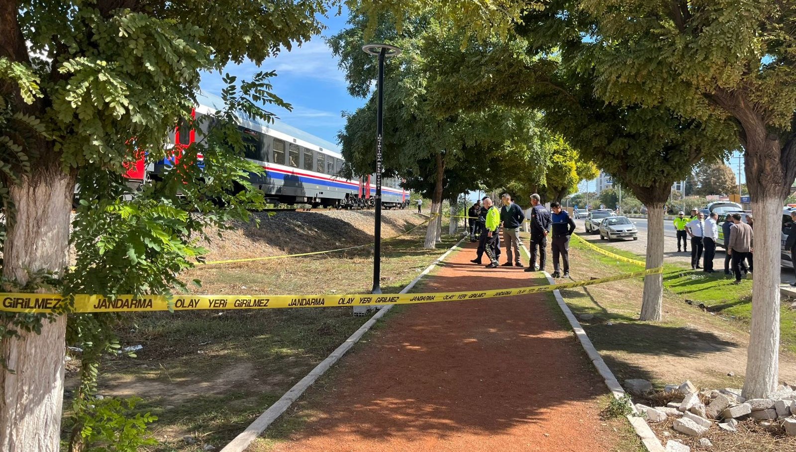 torununu kurtarmak isterken tren carpti My33q2mx.jpg