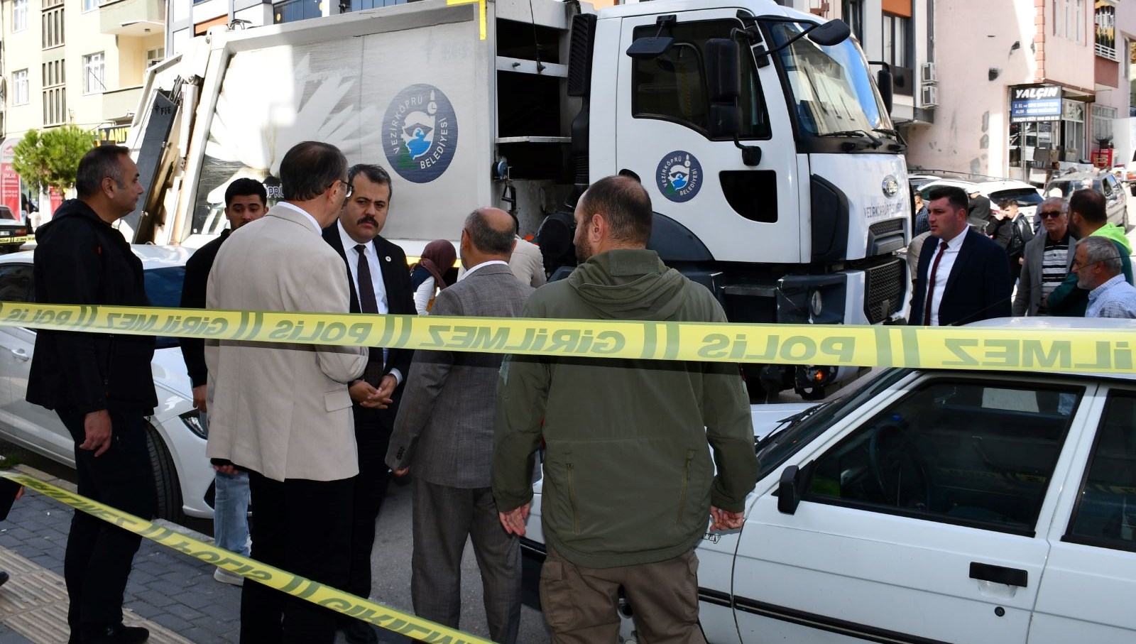 yasli adam cop kamyonunun altinda kaldi pyO3J54e.jpg