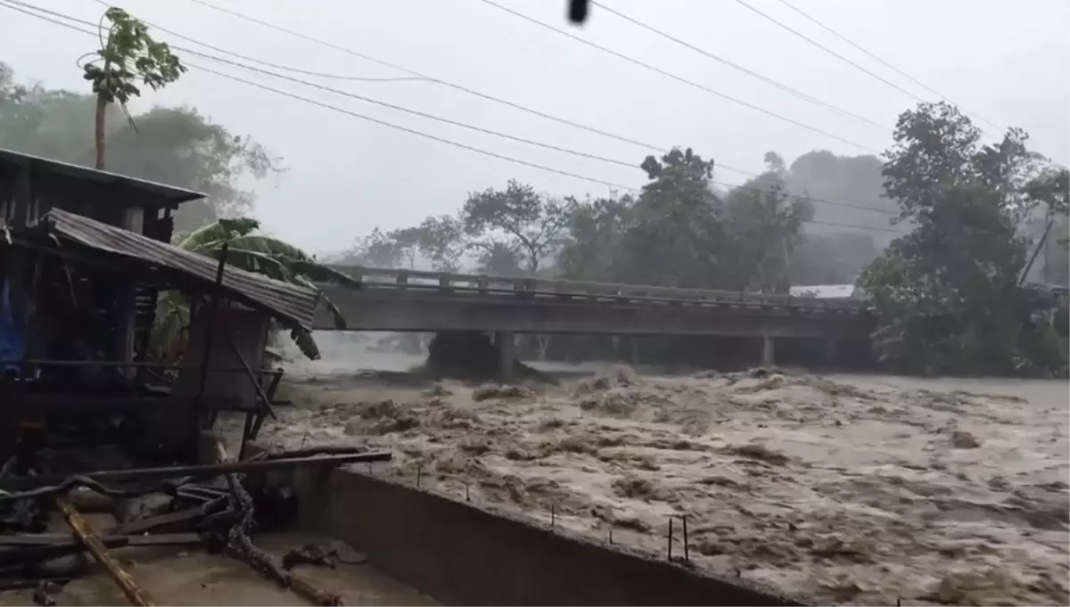 filipinlerde kalmaegi tayfunu felaketi 66 olu XEOr3R83.jpg