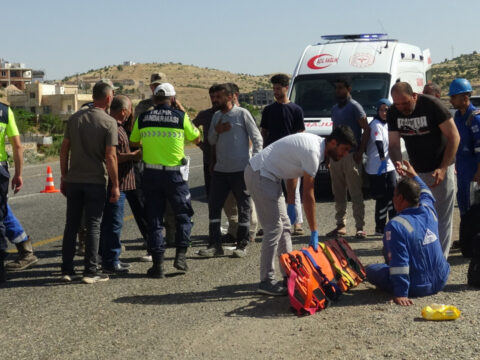 Batmanda minibus ile otomobil kafa kafaya carpisti cok sayida yarali var jNAJnmcK